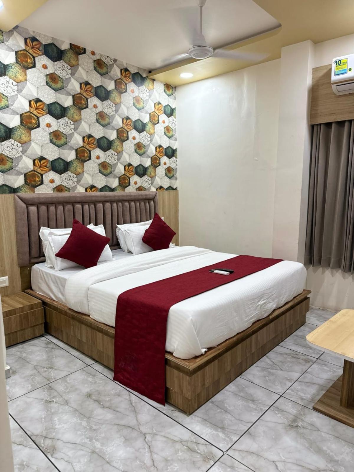 Hotel Alpine Ahmedabad Esterno foto