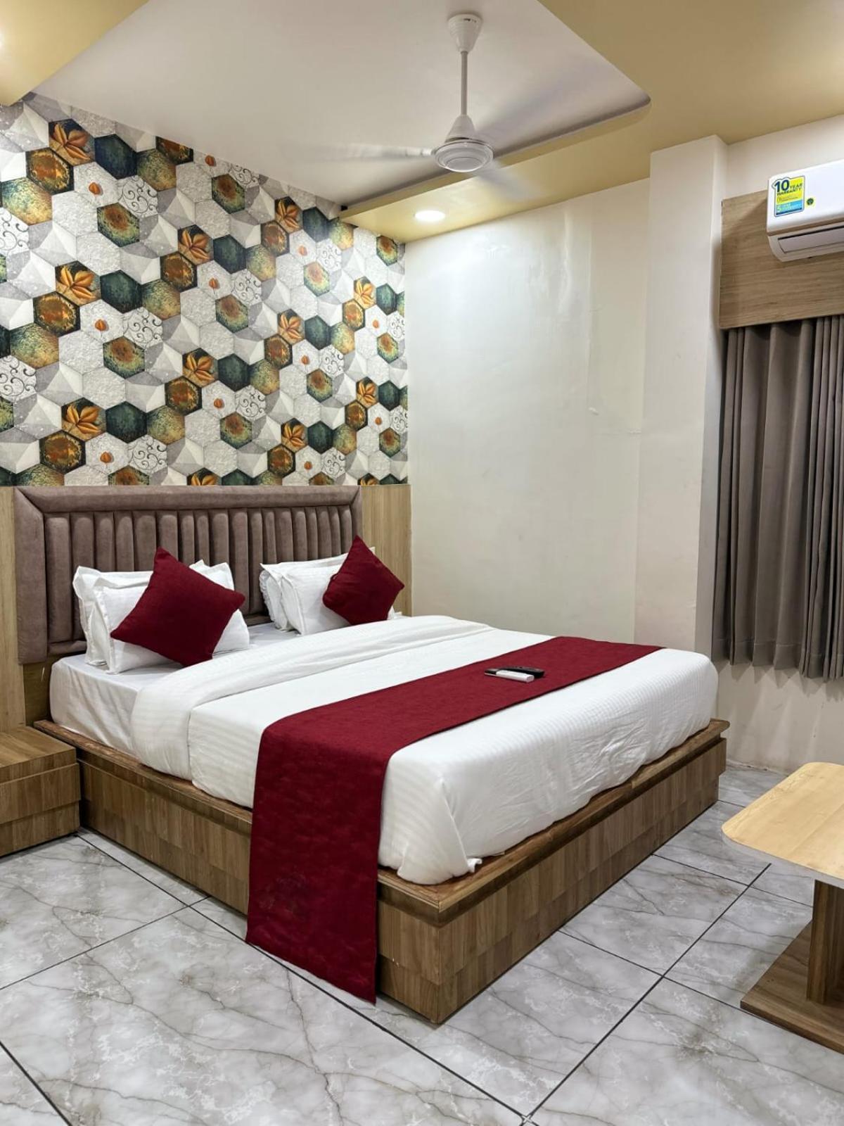 Hotel Alpine Ahmedabad Esterno foto