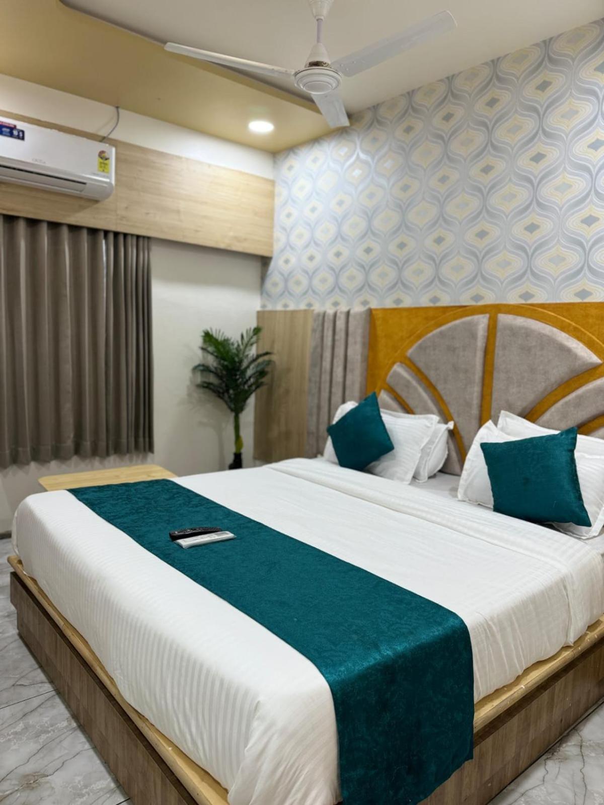 Hotel Alpine Ahmedabad Esterno foto
