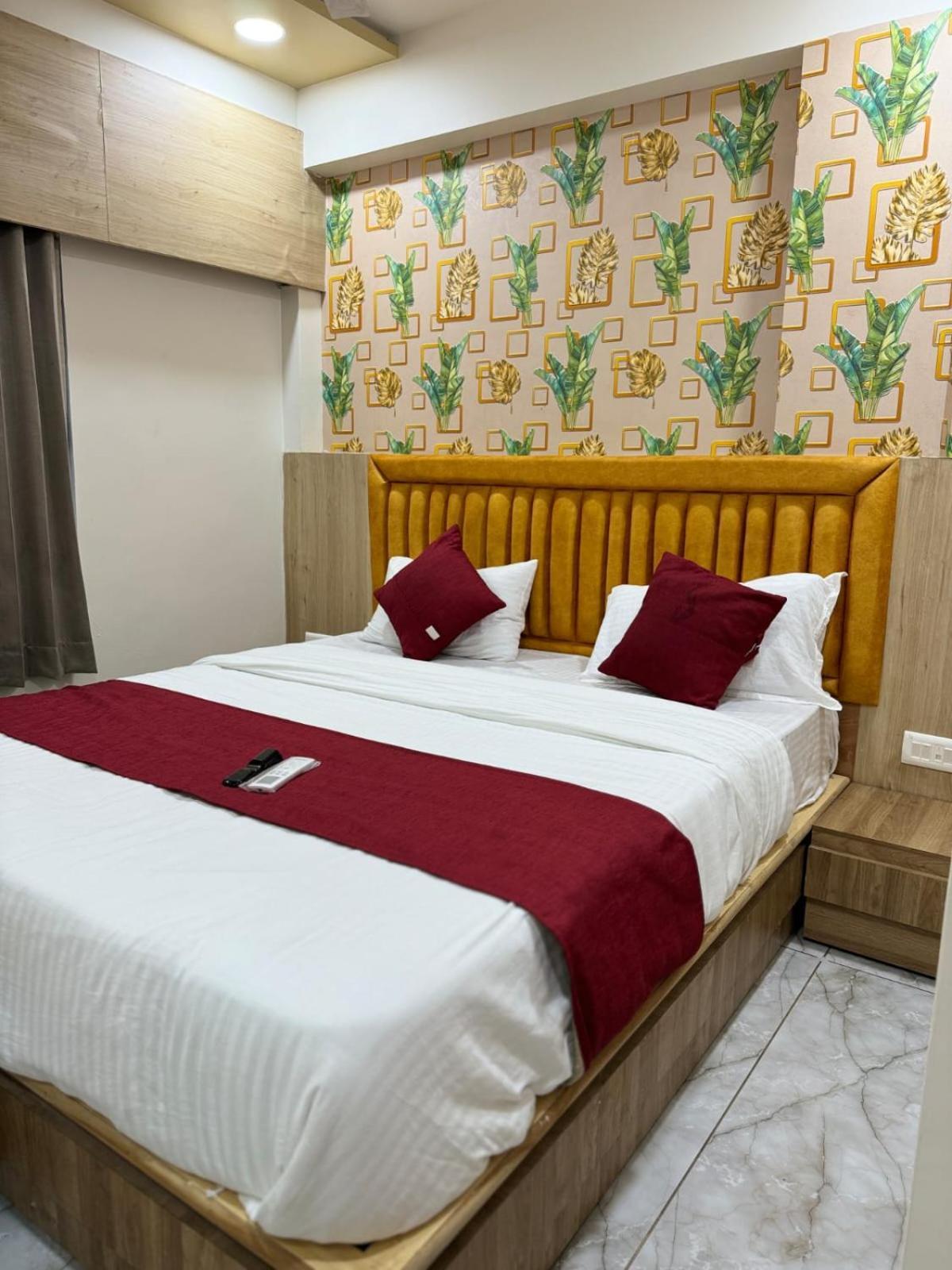 Hotel Alpine Ahmedabad Esterno foto