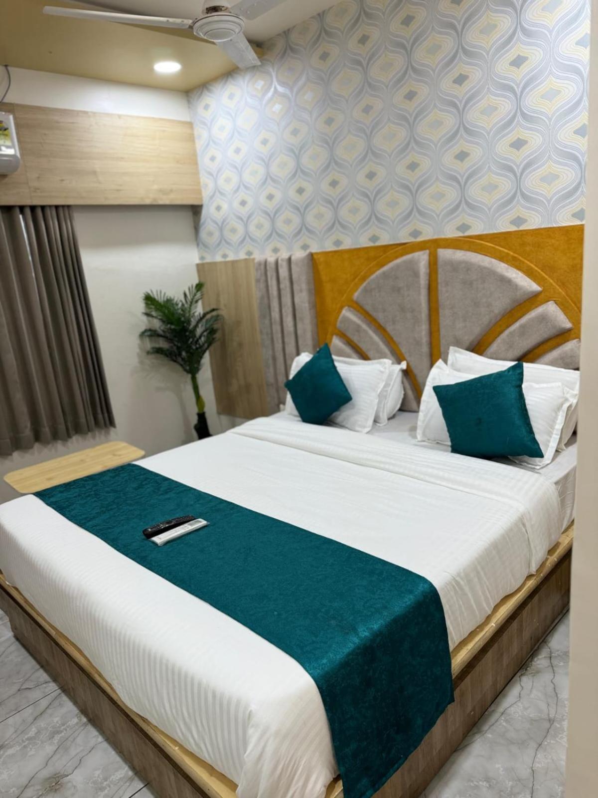 Hotel Alpine Ahmedabad Esterno foto