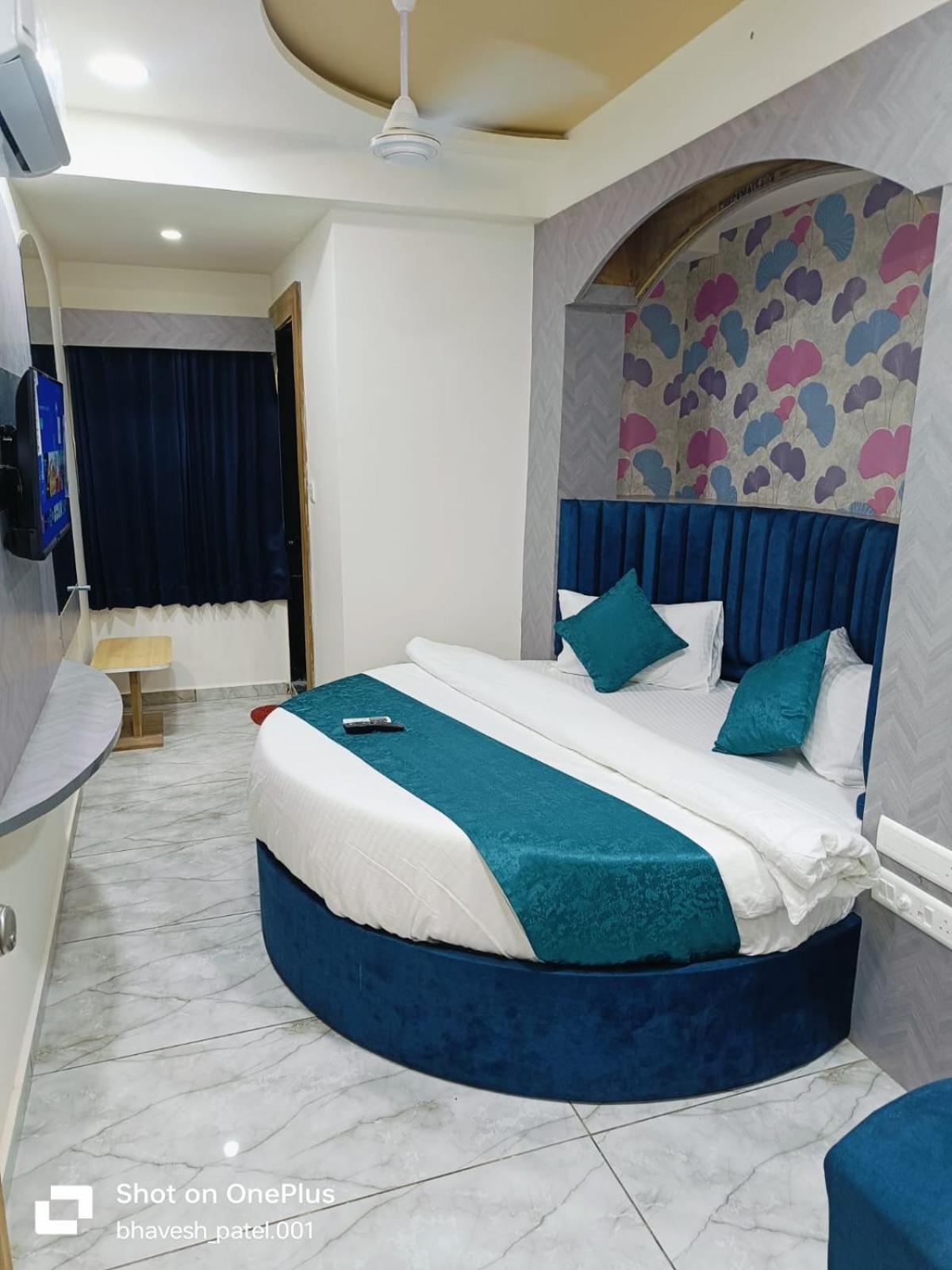 Hotel Alpine Ahmedabad Esterno foto