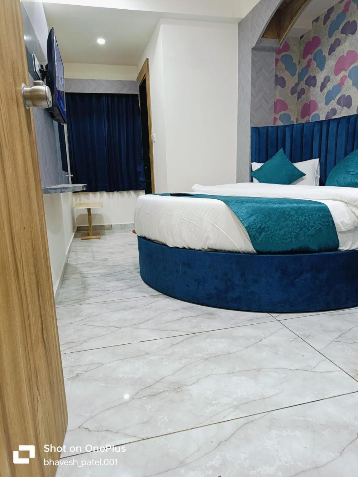 Hotel Alpine Ahmedabad Esterno foto