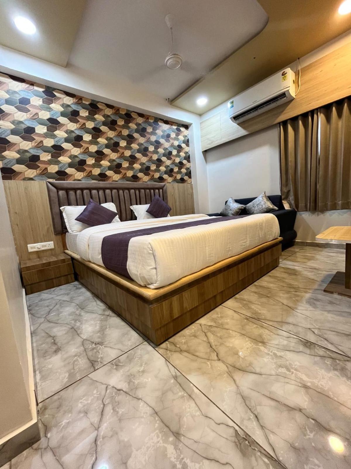 Hotel Alpine Ahmedabad Esterno foto