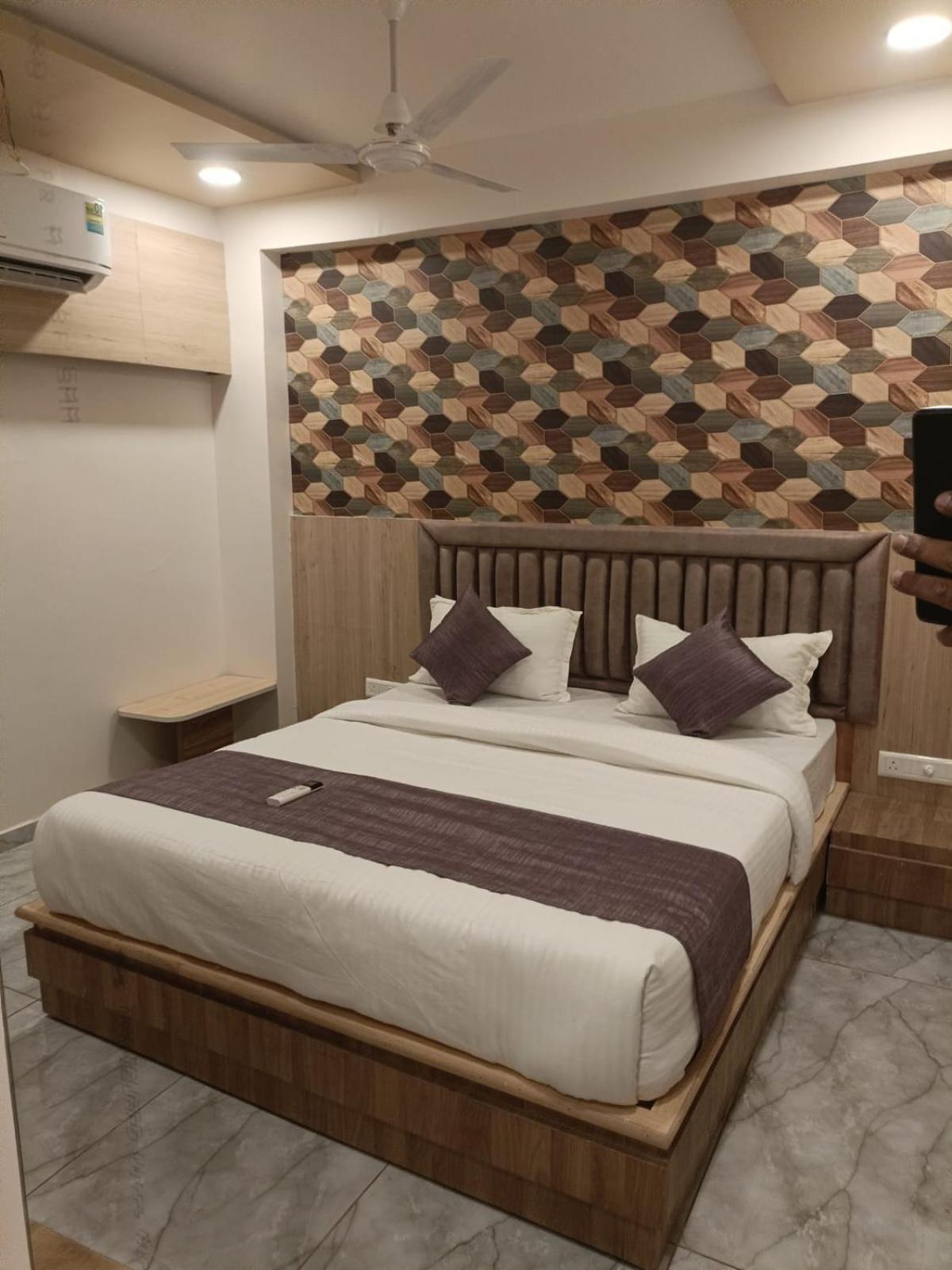 Hotel Alpine Ahmedabad Esterno foto